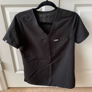 Catarina™ One-Pocket Scrub Top. Size: small. Color: black.